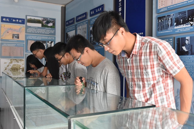 湖南科技大学的学生在参观镇远“和平村”（江春健 摄）.jpg